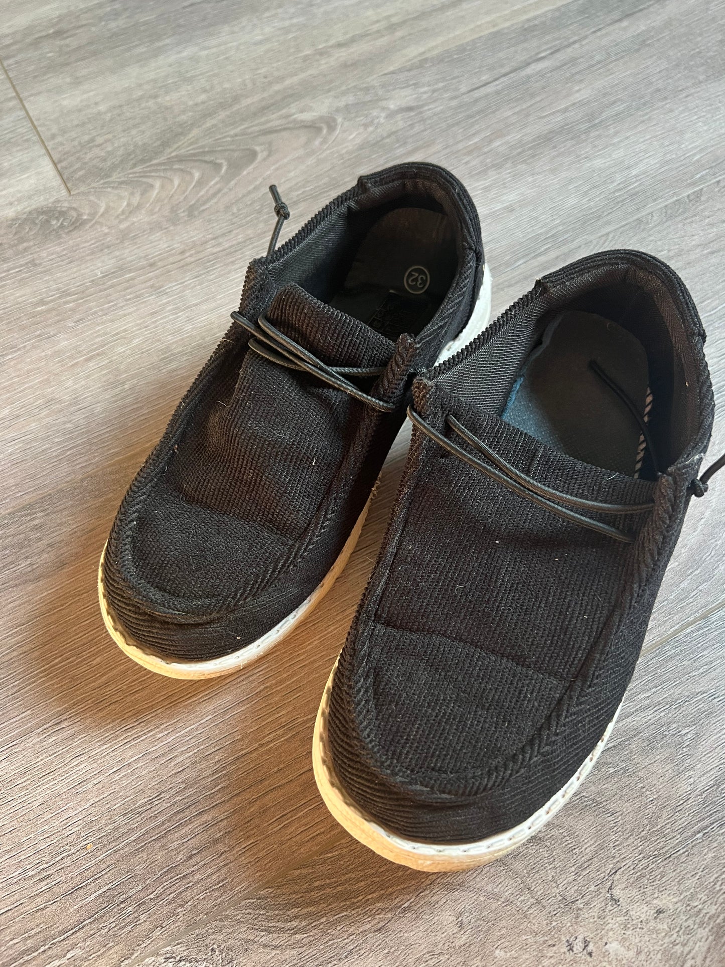 Black shoes size 32/13